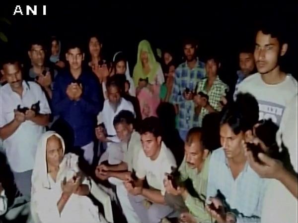 दोनों ओर से जमकर फायरिंग दोनों ओर से जमकर फायरिंग
