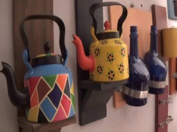 चलाती हैं स्क्रैप शाला 