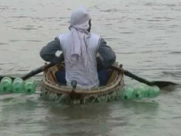 बाढ़ में बचे थे इन्हीं बोतलों से, तब आया दिमाग में आइडिया