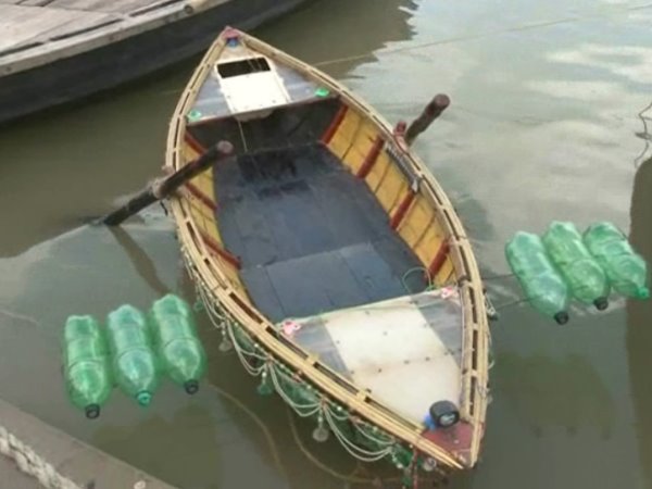 घाटों पर घूमने वाले सैलानियों को भी ये बोतल की नाव करती है आकर्षित