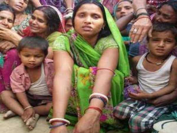 मासूम बच्चे पिता को खोज रहे
