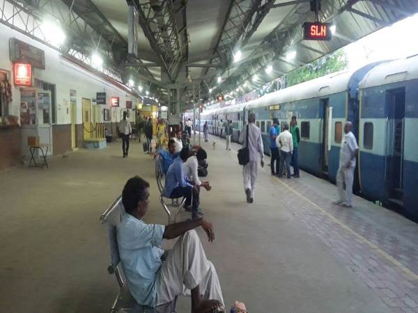 स्टेशन से 50 कदम की दूरी पर घटी घटना