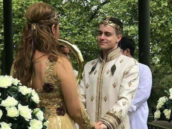 शादी की ड्रेस में काफी ग्लैमरस लग रहीं थीं सोफिया शादी की ड्रेस में काफी ग्लैमरस लग रहीं थीं सोफिया