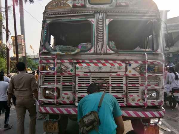 लोगों ने ट्रक में की तोड़फोड़