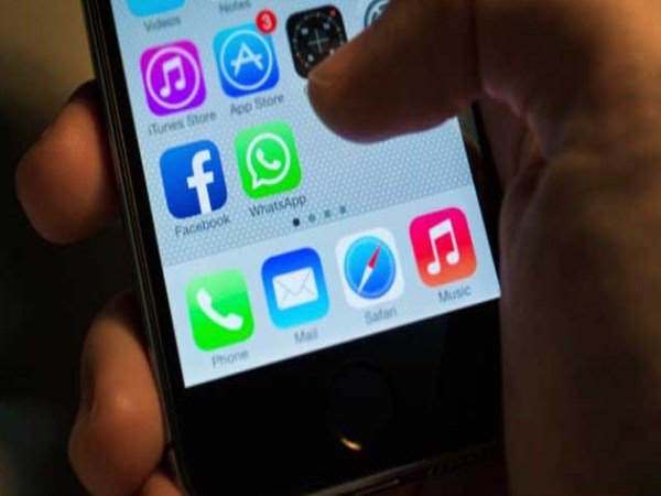 कैसे हो रहा है निजता का हनन?