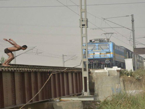  तेज रफ्तार ट्रेन के साथ मुकाबला 