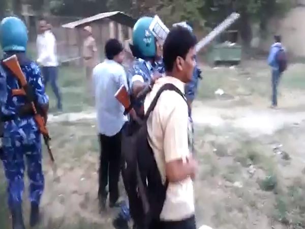 पुलिस पर फेंके गए बम