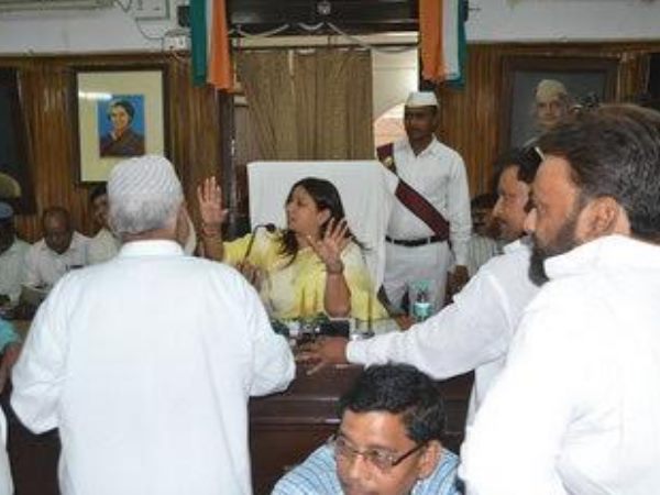 'वंदे मातरम' पर नगर निगम के सदन में हाथापाई, एक तरफ सपा-बसपा तो दूसरी तरफ बीजेपी