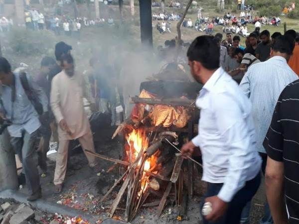 शिमला: शहीद संजय कुमार का राजकीय सम्मान के साथ अंतिम संस्कार, बेटी ने पूछा देश से बड़ा सवाल