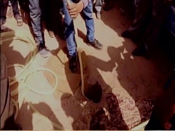 4 साल का बच्चा बोरवेल में गिरा, निकालने पहुंची टीम....