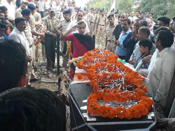शिमला: शहीद संजय कुमार का राजकीय सम्मान के साथ अंतिम संस्कार, बेटी ने पूछा देश से बड़ा सवाल