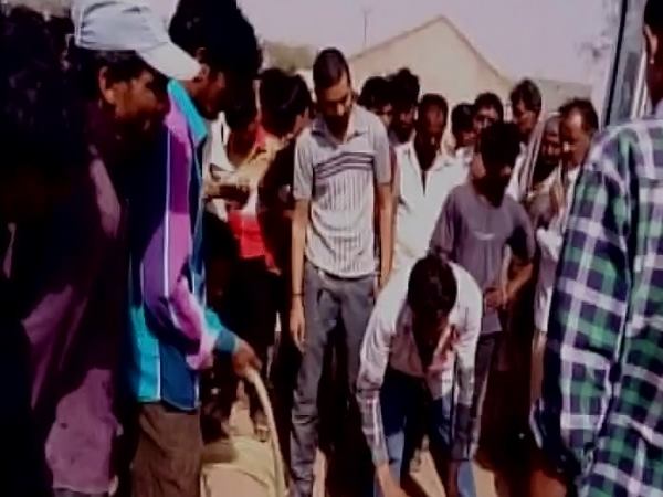 4 साल का बच्चा बोरवेल में गिरा, निकालने पहुंची टीम.....