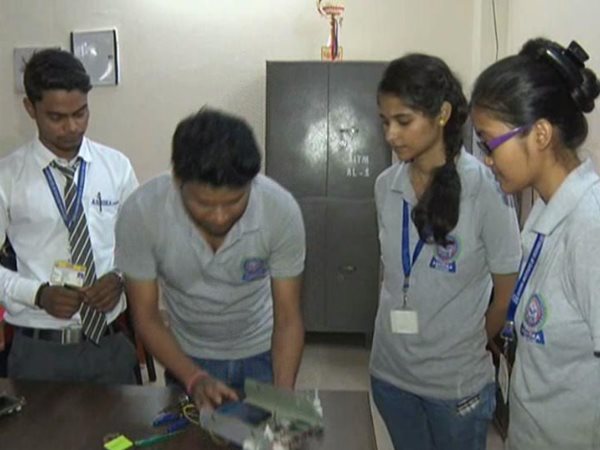 अब कह सकते हैं योगी 'ना सोऊंगा ना सोने दूंगा', इस डिवाइस से स्कूल में नहीं सो पाएंगे टीचर्स