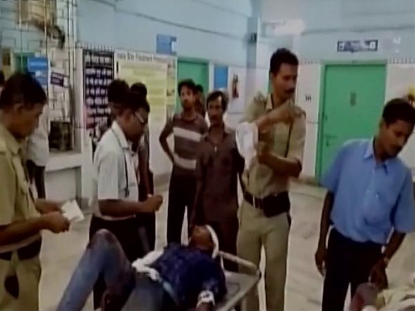 सेल्फी लेने की कोशिश कर रहे तीन लोगों की ट्रेन से टकराकर मौत, एक घायल