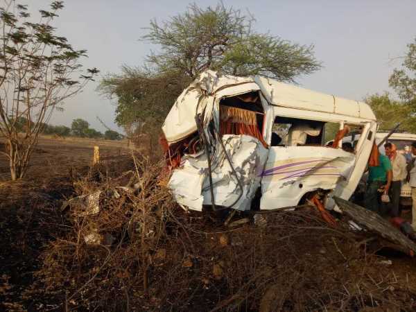 महाराष्ट्र: मंदिर से लौट रहे भक्तों की बस को ट्रक ने मारी टक्कर, 6 की मौत महाराष्ट्र: मंदिर से लौट रहे भक्तों की बस को ट्रक ने मारी टक्कर, 6 की मौत