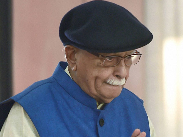 बाबरी विध्वंस: समर्पण करने CBI अदालत पहुंचे वेदांती समेत 4 लोग बाबरी विध्वंस: समर्पण करने CBI अदालत पहुंचे वेदांती समेत 4 लोग