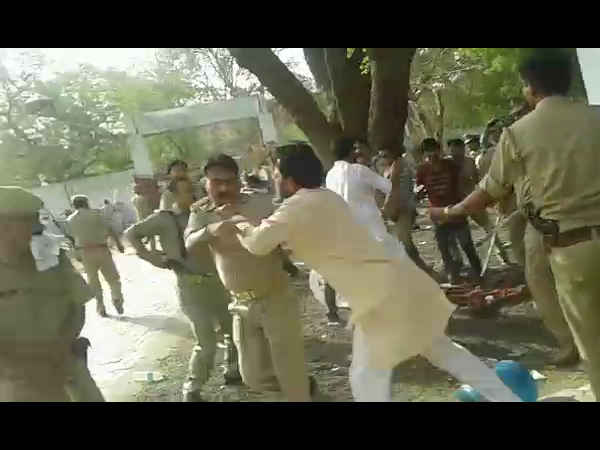 VIDEO- योगीराज में बेकाबू बजरंग दल, सीओ का पकड़ा कॉलर, बवाल VIDEO- योगीराज में बेकाबू बजरंग दल, सीओ का पकड़ा कॉलर, बवाल