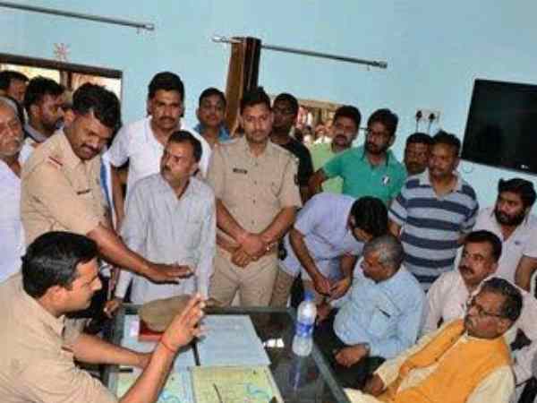 जूते पहन मंदिर में जा रहा था RSS नेता,रोकने पर पुलिस से बवाल