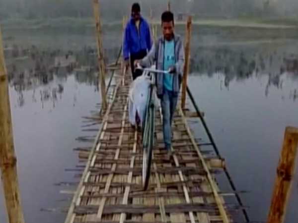 असम की BJP सरकार फिर शर्मसार, लकड़ी का पुल टूटने से जांच के लिए जा रहे अधिकारी नदी में गिरे असम की BJP सरकार फिर शर्मसार, लकड़ी का पुल टूटने से जांच के लिए जा रहे अधिकारी नदी में गिरे
