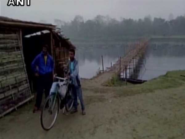 असम की BJP सरकार फिर शर्मसार, लकड़ी का पुल टूटने से जांच के लिए जा रहे अधिकारी नदी में गिरे असम की BJP सरकार फिर शर्मसार, लकड़ी का पुल टूटने से जांच के लिए जा रहे अधिकारी नदी में गिरे