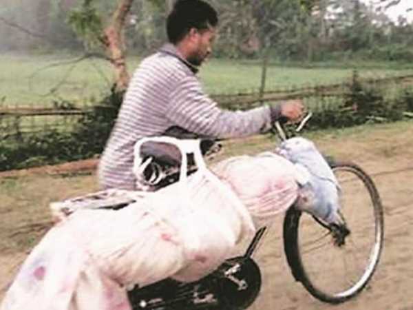 असम की BJP सरकार फिर शर्मसार, लकड़ी का पुल टूटने से जांच के लिए जा रहे अधिकारी नदी में गिरे असम की BJP सरकार फिर शर्मसार, लकड़ी का पुल टूटने से जांच के लिए जा रहे अधिकारी नदी में गिरे