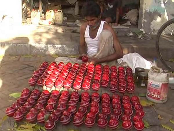 मेरठ: बूचड़खानों के बंद होने से स्पोर्ट कारोबार को तगड़ा झटका, मजदूरों को रोजगार का खतरा