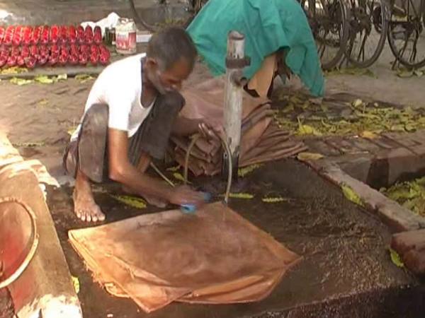 मेरठ: बूचड़खानों के बंद होने से स्पोर्ट कारोबार को तगड़ा झटका, मजदूरों को रोजगार का खतरा