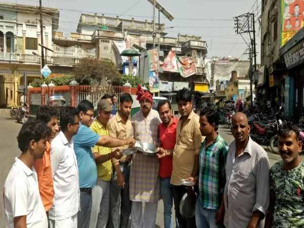 स्कूल की फीस भरने के लिए भीख मांग रहे हैं पेरेंट्स, देखिए गुस्से की ये तस्वीरें
