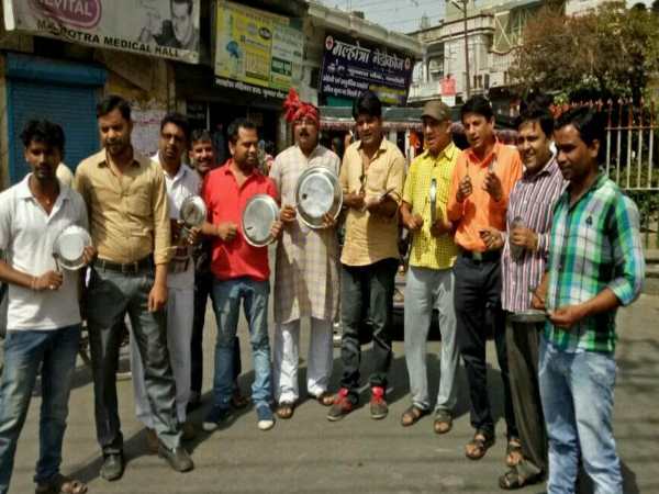 स्कूल की फीस भरने के लिए भीख मांग रहे हैं पेरेंट्स, देखिए गुस्से की ये तस्वीरें