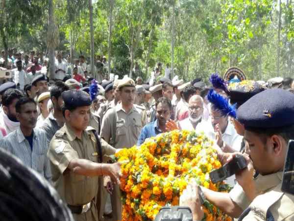 शहीद मनोज कुमार का घर पहुंचा पार्थिव शरीर, पूरे राजकीय सम्मान के साथ दी गई अंतिम विदाई