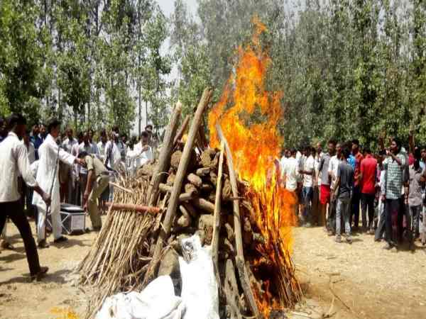 शहीद मनोज कुमार का घर पहुंचा पार्थिव शरीर, पूरे राजकीय सम्मान के साथ दी गई अंतिम विदाई