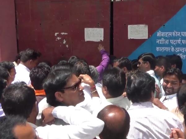 'पुलिसकर्मियों के मुंह में डंडे ठूसकर बोलवाएंगे जय श्रीराम'