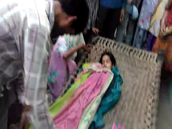 खेल-खेल में कार में कैद हुए चार मासूम, दो की मौत, गांव में मचा कोहराम