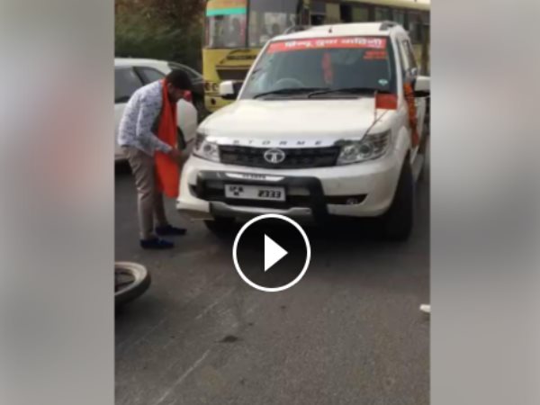 वीडियो: हिंदू युवा वाहिनी से जुड़े सदस्‍य ने चढ़ाई बाइक के ऊपर अपनी कार