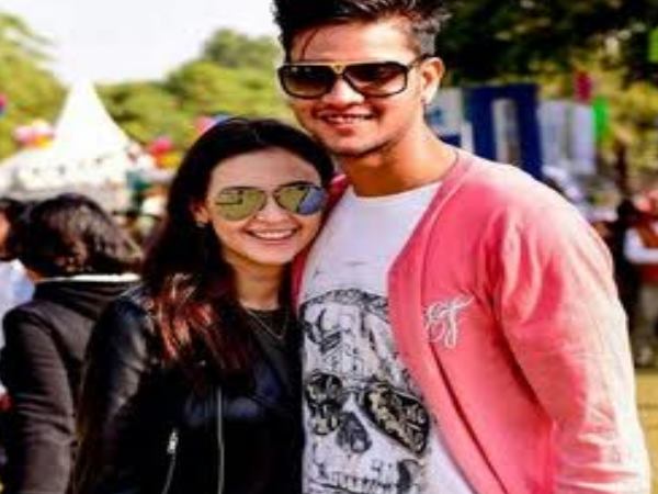 सनराइजर्स हैदराबाद: विकेट छोड़ गर्लफ्रेंड की बाहों में मिला कीपर, देखिए वायरल हुई तस्वीरें