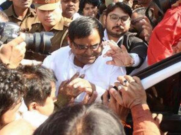 गायत्री प्रजापति केस: जांच कर रही महिला अफसर पद से हटाई गई