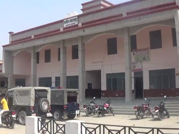 यूपी: कोर्ट में बहस के बीच वकीलों में हुई मारपीट,देखिए VIDEO