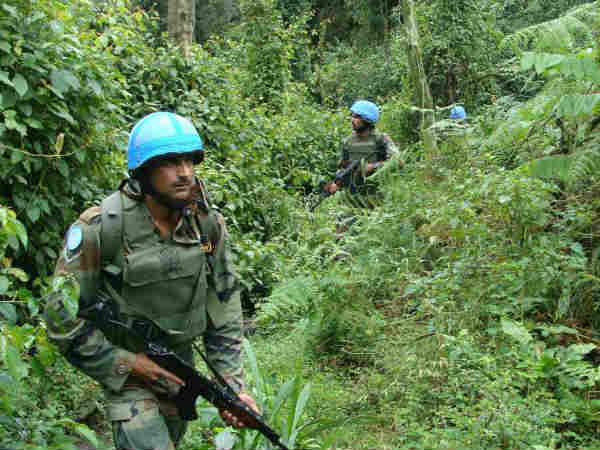 Video: जब एयरपोर्ट से गुजरे इंडियन आर्मी के जवान तो जमकर बजी तालियां Video: जब एयरपोर्ट से गुजरे इंडियन आर्मी के जवान तो जमकर बजी तालियां