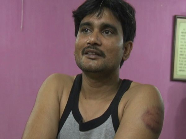 यूपी: गुंडा टैक्स न देने पर चायवाले को दरोगा ने पीटा, VIDEO यूपी: गुंडा टैक्स न देने पर चायवाले को दरोगा ने पीटा, VIDEO