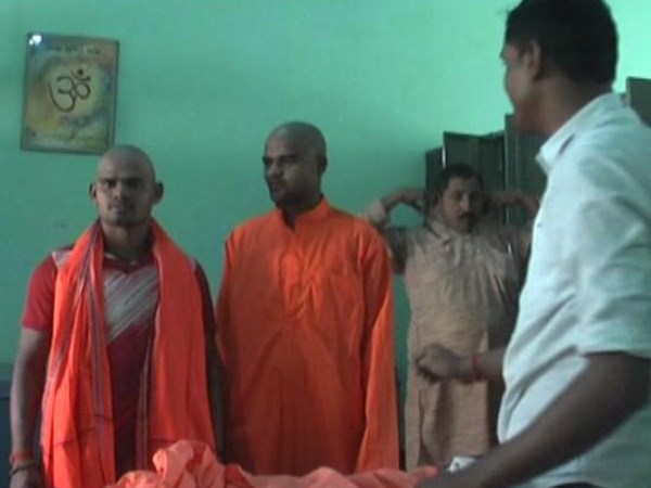 योगीराज: भगवान श्री कृष्ण की नगरी में युवाओं पर चढ़ा 'रंग दे तू मोहे गेरुआ...' योगीराज: भगवान श्री कृष्ण की नगरी में युवाओं पर चढ़ा 'रंग दे तू मोहे गेरुआ...'