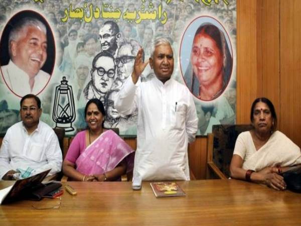 डांट खाने के बाद लालू के बचाव में उतरा राजद कुनबा, सुशील मोदी पर लगाए 'बेनामी संपत्ति' के आरोप डांट खाने के बाद लालू के बचाव में उतरा राजद कुनबा, सुशील मोदी पर लगाए 'बेनामी संपत्ति' के आरोप