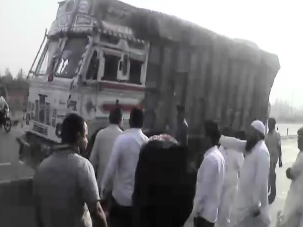 खनन माफिया उड़ा रहे हैं SC के आदेश की धज्जियां, दबंगई का VIDEO वायरल खनन माफिया उड़ा रहे हैं SC के आदेश की धज्जियां, दबंगई का VIDEO वायरल