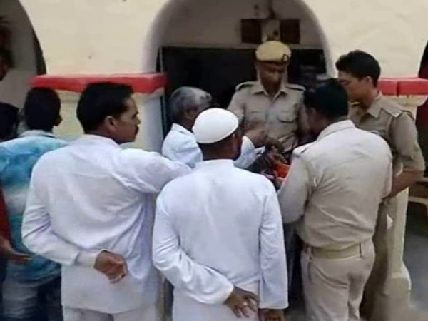 लड़के के घरवाले बने प्यार के दुश्मन तो लड़की ने सिखाया कानून, सबको देना ही पड़ा आखिर आशीर्वाद