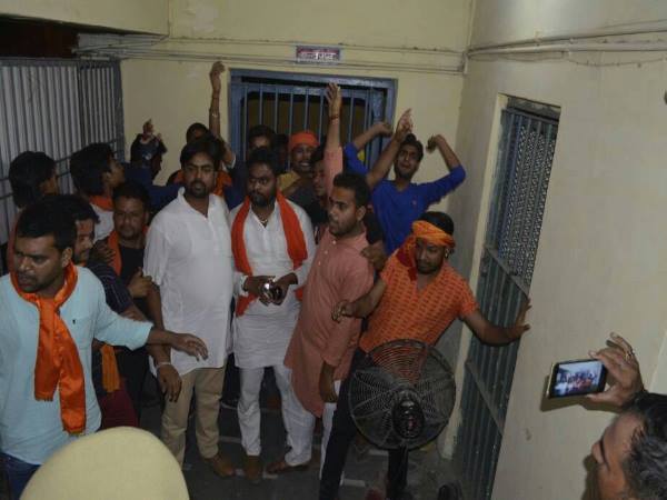 मेरठ: कश्मीरी छात्रों के खिलाफ पोस्टर लगाने वाला अमित जानी गिरफ्तार