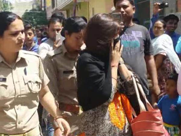 लव जिहाद: हिंदू युवा वाहिनी ने जोड़े को घर से खींच किया बवाल