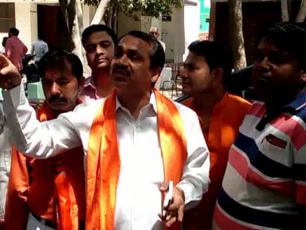 लव जिहाद: हिंदू युवा वाहिनी ने जोड़े को घर से खींच किया बवाल