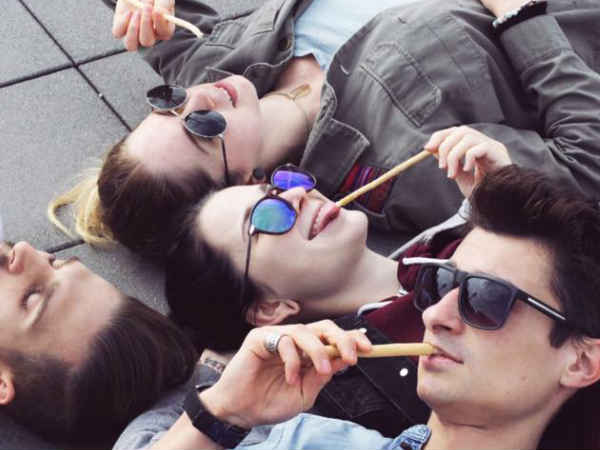 यह कंपनी 315 रुपए में बेच रही है एक दातून, VIDEO में देखिए कैसे लड़कियां हो रही हैं दीवानी यह कंपनी 315 रुपए में बेच रही है एक दातून, VIDEO में देखिए कैसे लड़कियां हो रही हैं दीवानी