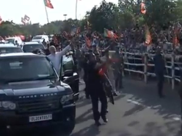 भुवनेश्वर में पीएम मोदी का रोड-शो, लोगों का जुटा हुजूम