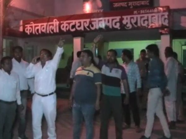 शर्मनाक: यूपी पुलिस ने जवान लड़की को छह दिन तक थाने में रखा