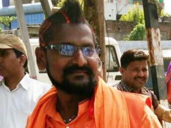 PICs: मोदी और योगी नाम का मांग में भरता है सिंदूर, ये है 'नागराज' का लेटेस्ट स्टाइल PICs: मोदी और योगी नाम का मांग में भरता है सिंदूर, ये है 'नागराज' का लेटेस्ट स्टाइल